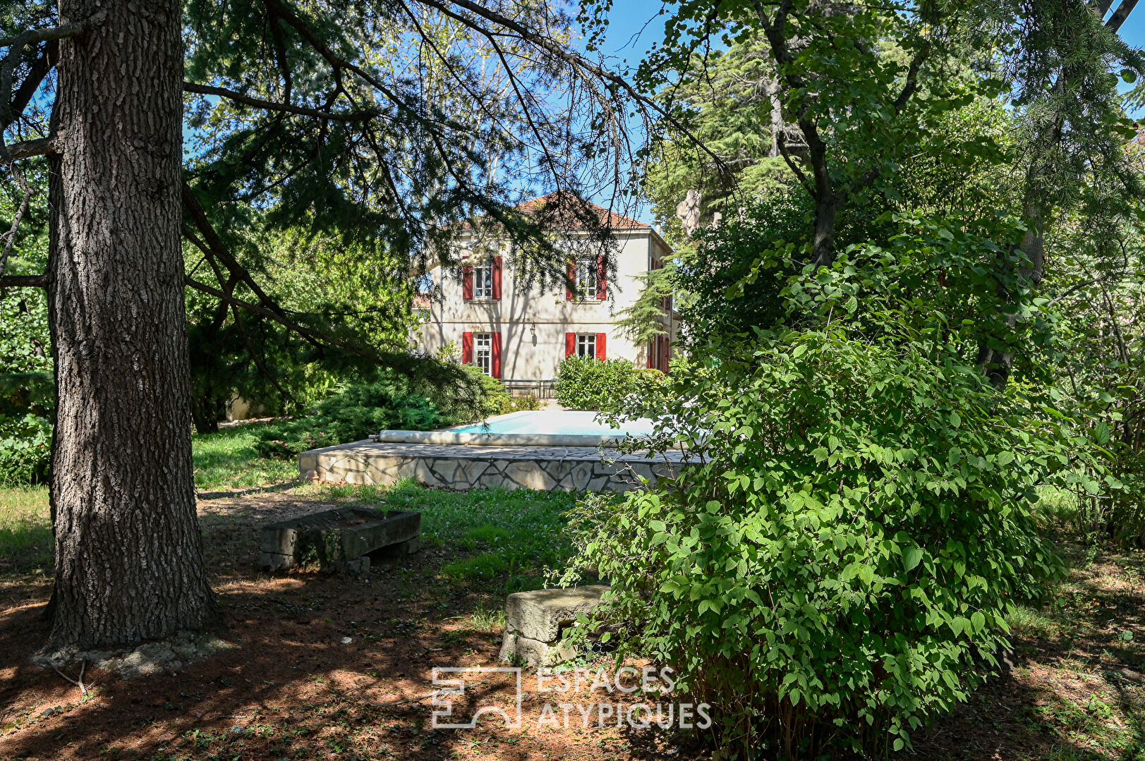 Bourgeois house and its wooded park with large outbuildings