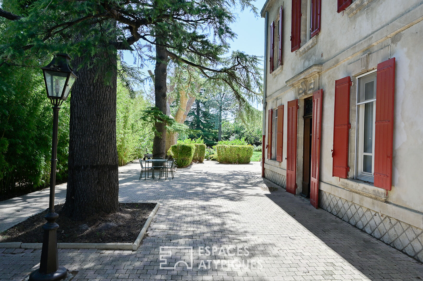 Bourgeois house and its wooded park with large outbuildings