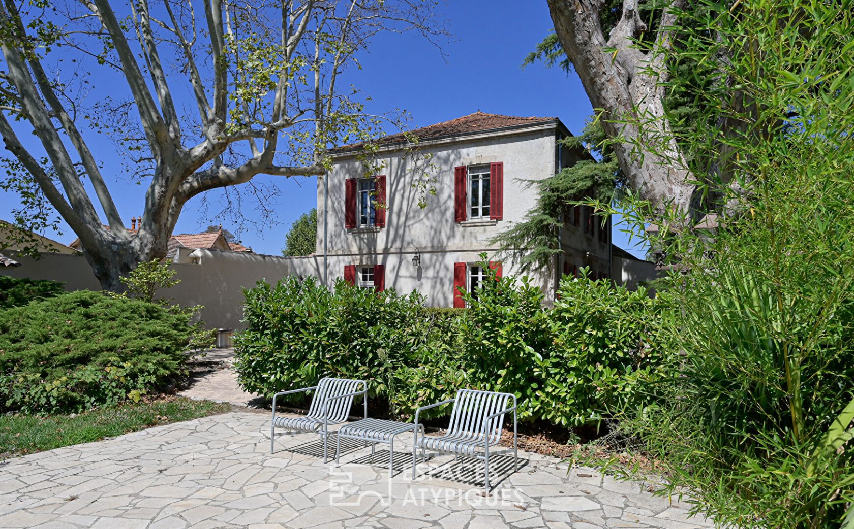 Bourgeois house and its wooded park with large outbuildings