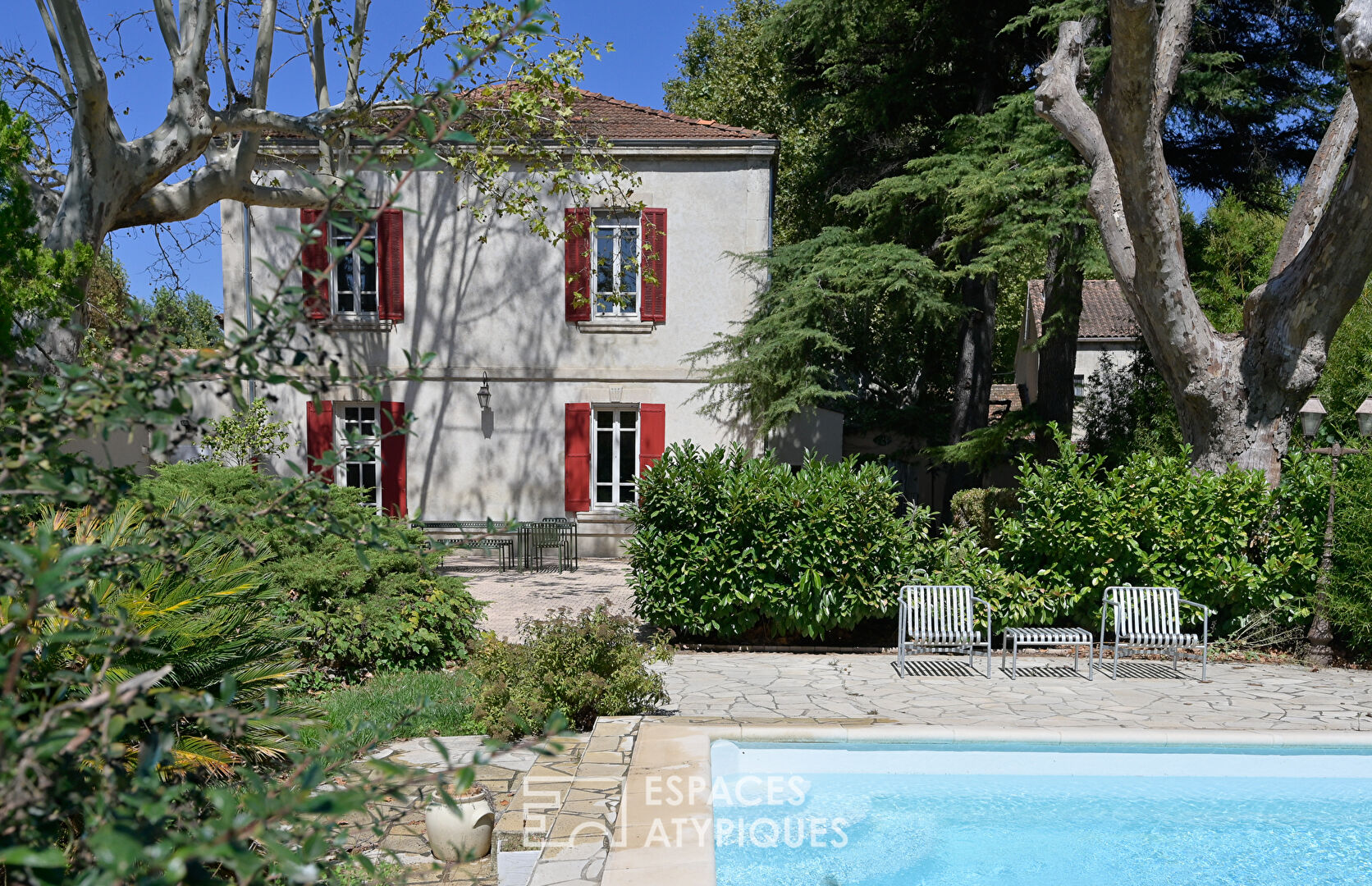 Bourgeois house and its wooded park with large outbuildings