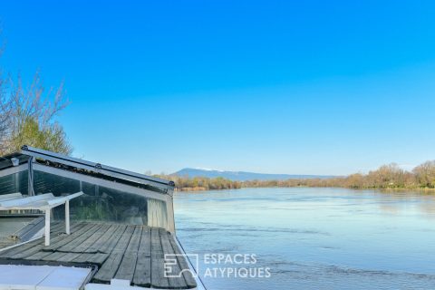 Grande et lumineuse péniche sur les bords du Rhône