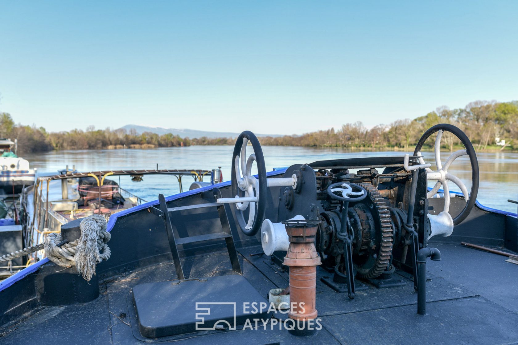 Grande et lumineuse péniche sur les bords du Rhône