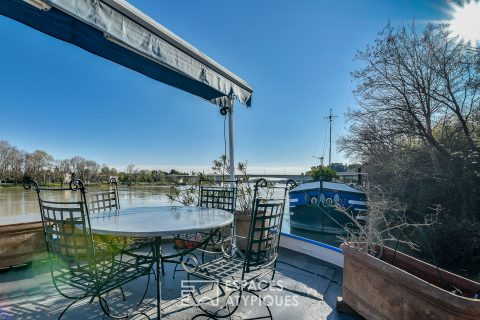 Large and luminous barge on the banks of the Rhône