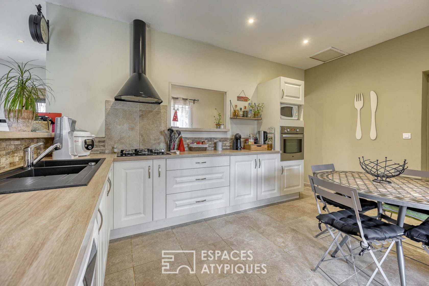 Family villa between ocher and pine forest