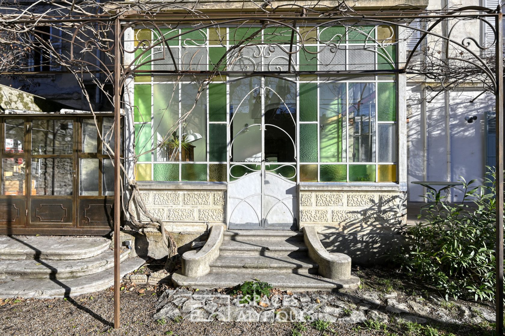 Exceptional Haussmanian in the heart of the intramural with its garden