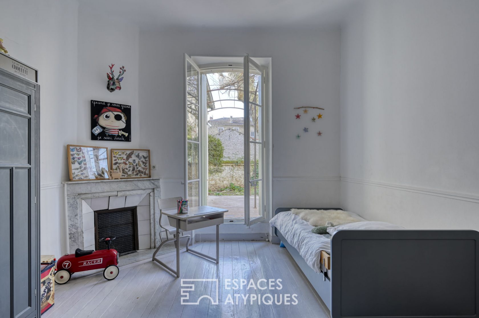 Exceptional Haussmanian in the heart of the intramural with its garden