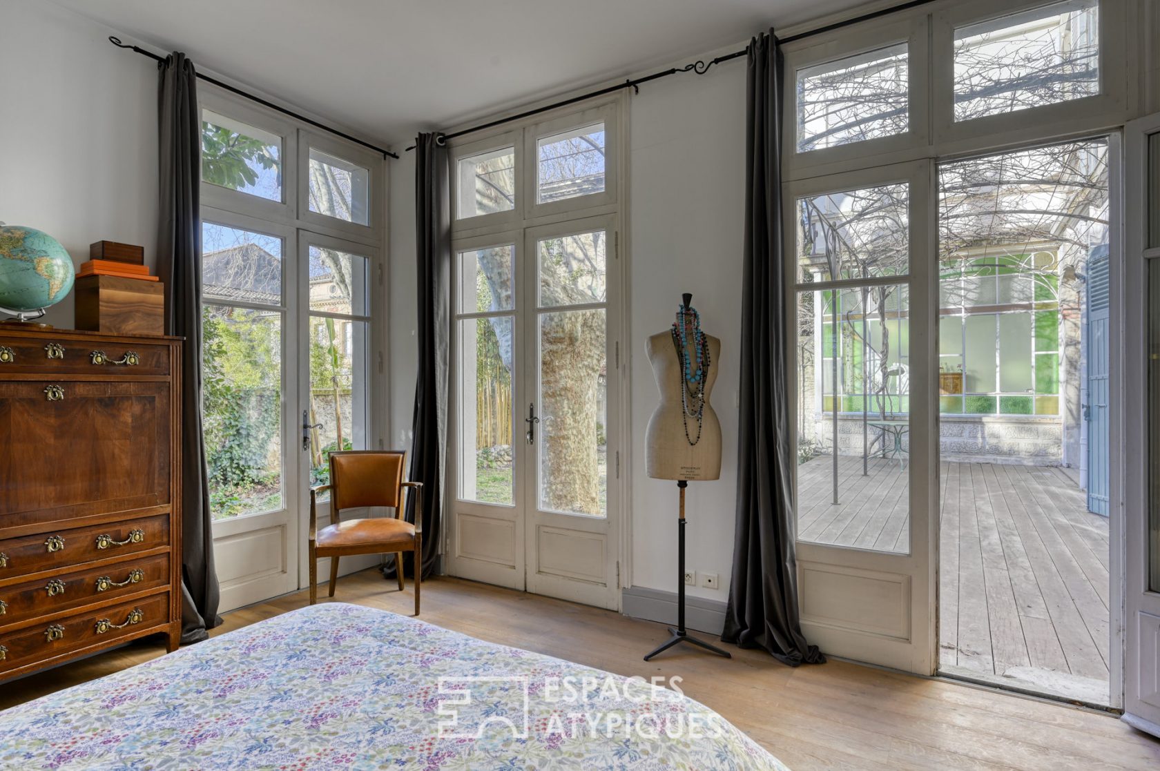 Exceptional Haussmanian in the heart of the intramural with its garden