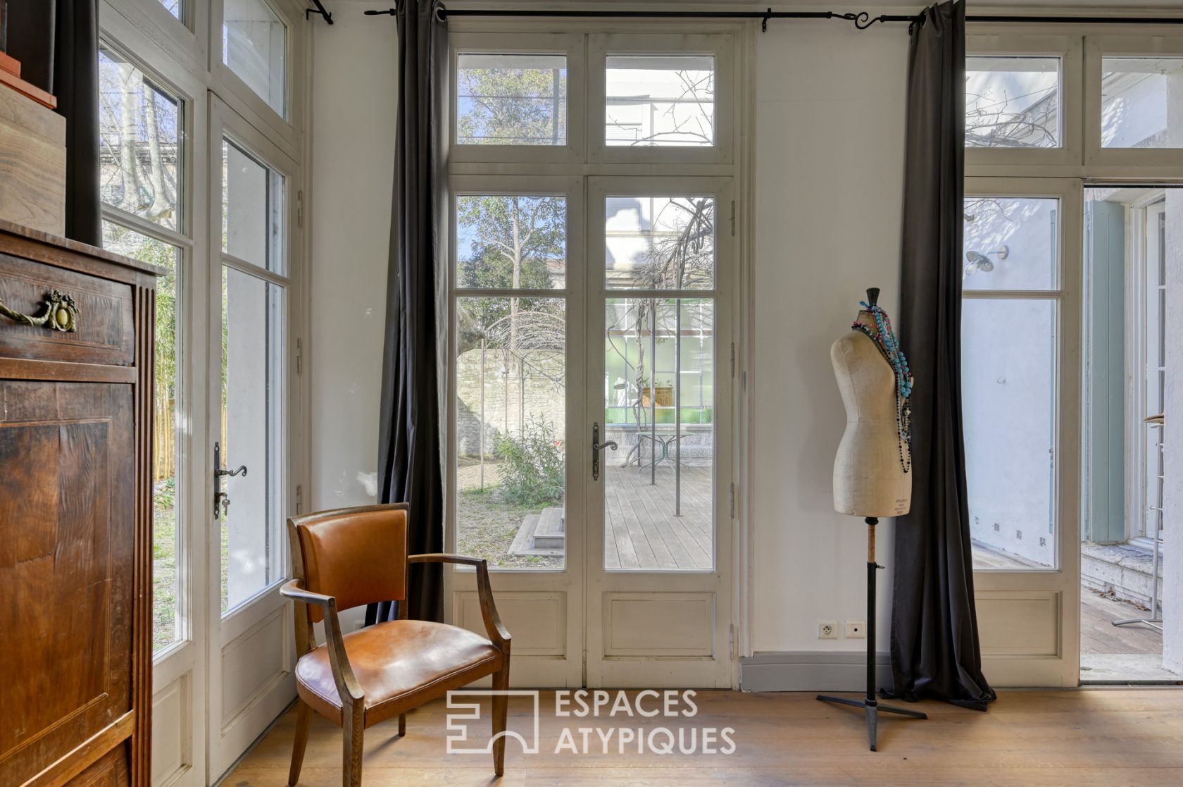 Exceptional Haussmanian in the heart of the intramural with its garden