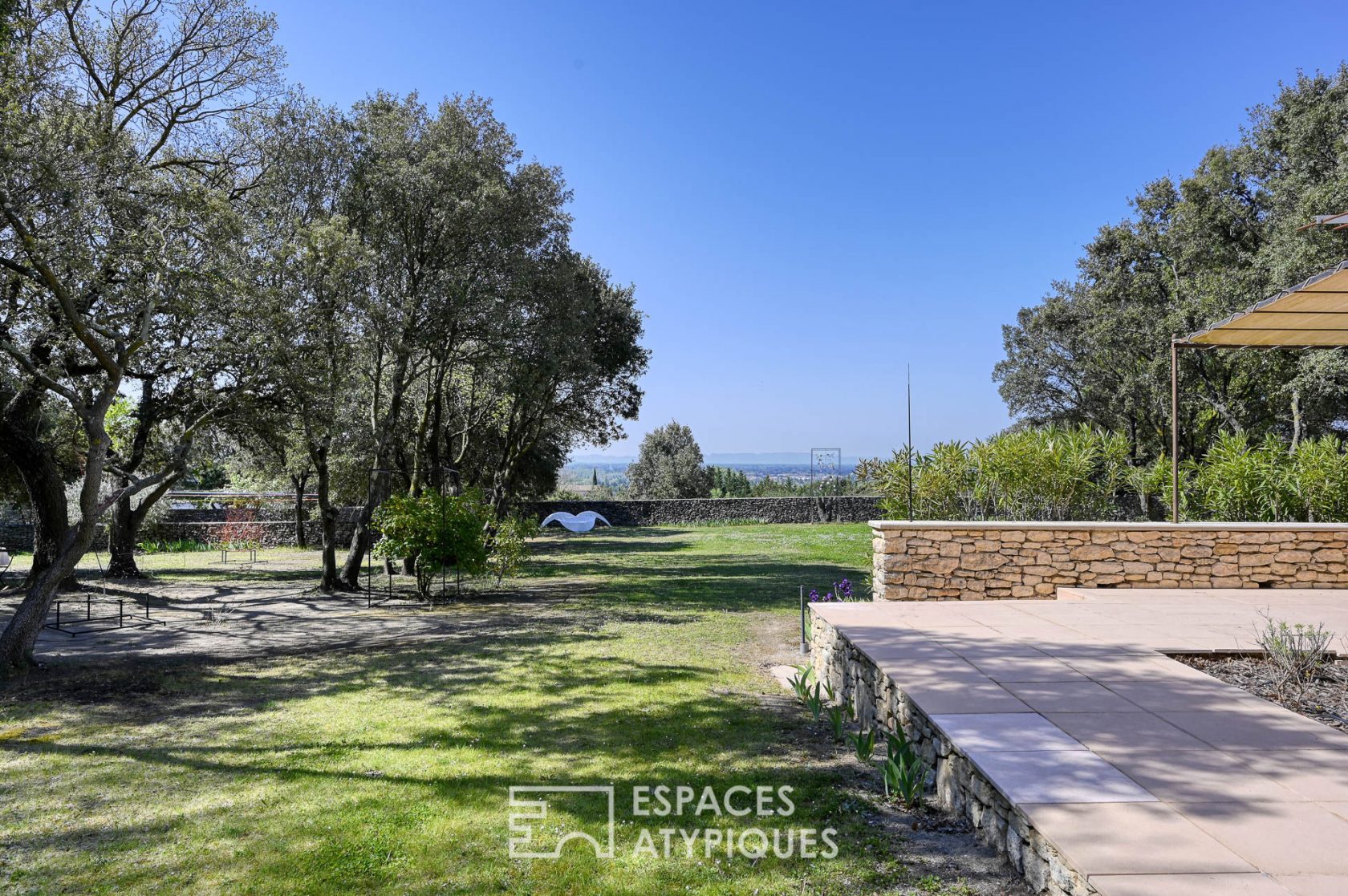 Exceptional property and its indoor swimming pool