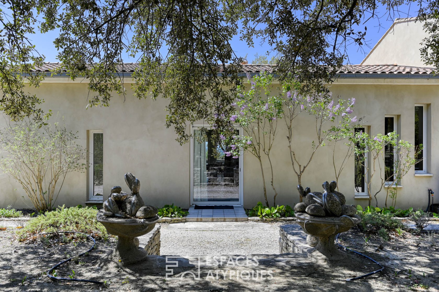 Exceptional property and its indoor swimming pool