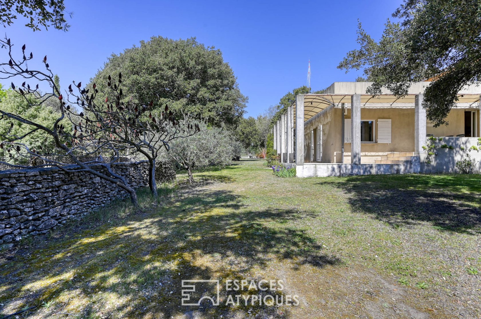 Exceptional property and its indoor swimming pool