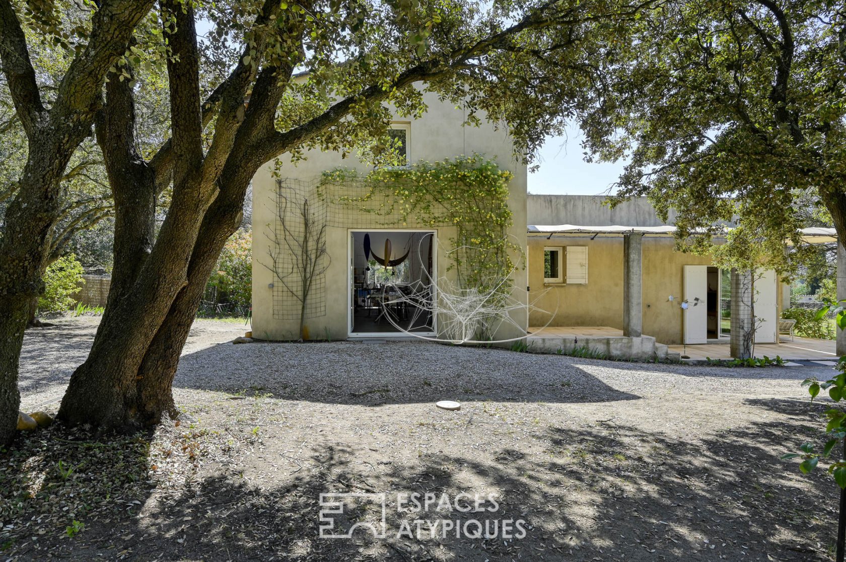 Exceptional property and its indoor swimming pool