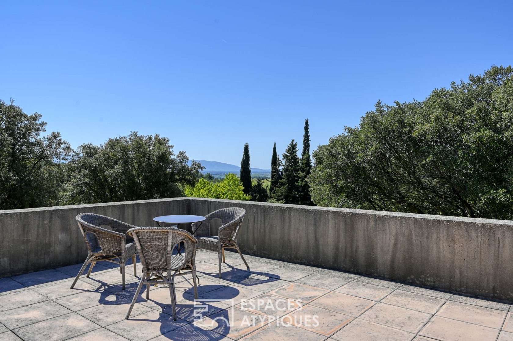Exceptional property and its indoor swimming pool