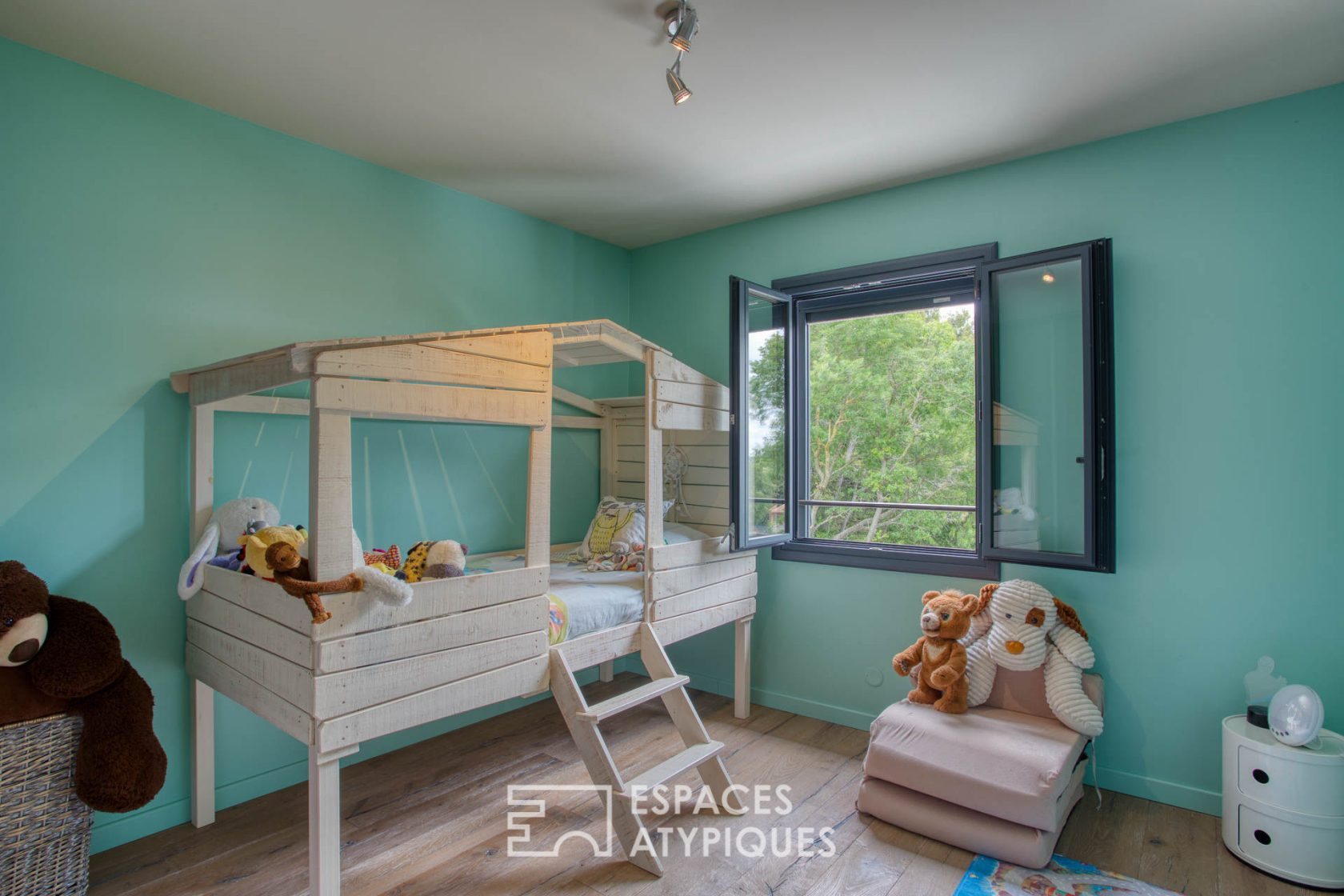 Contemporary house with great amenities