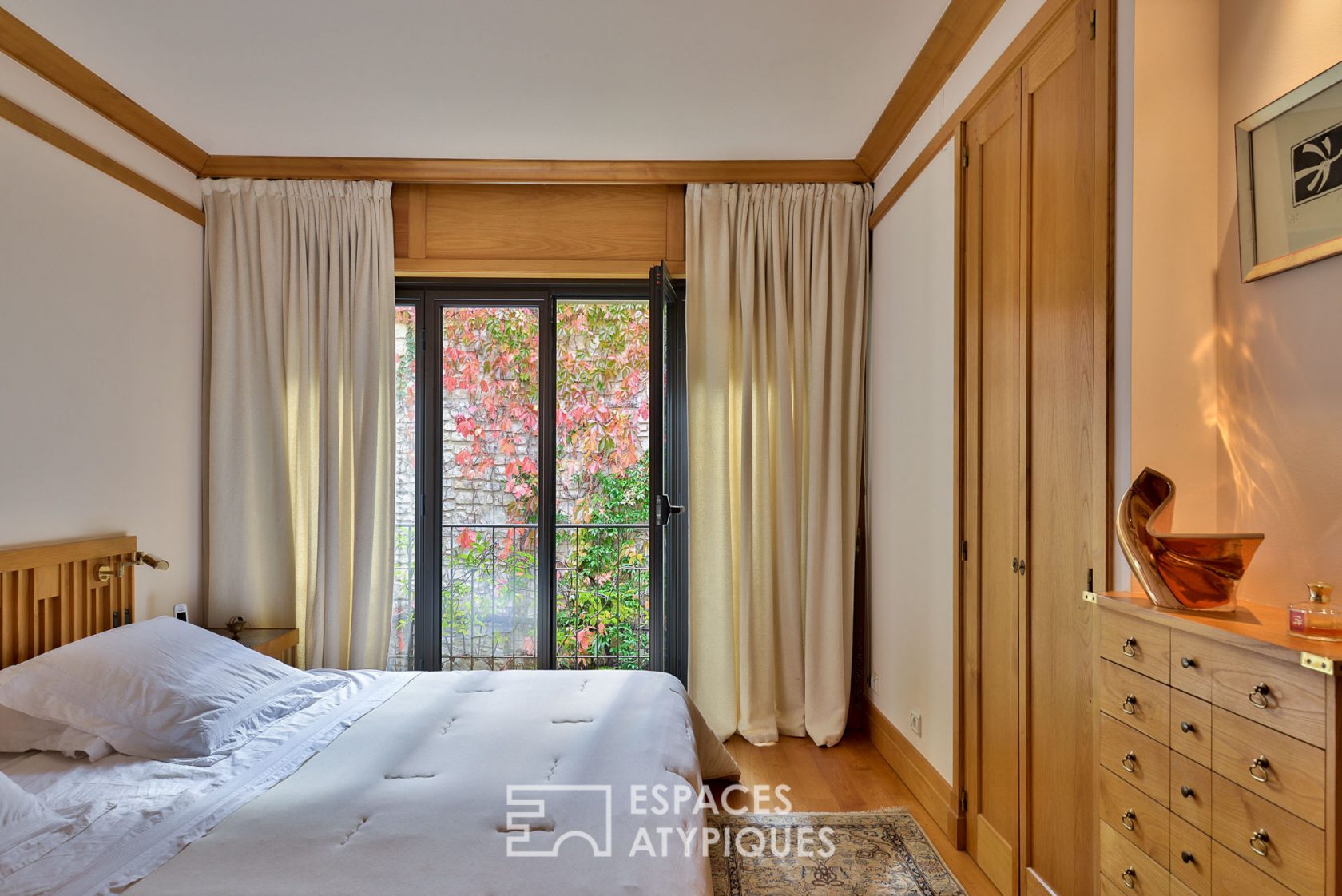 Elegant and surprising village house