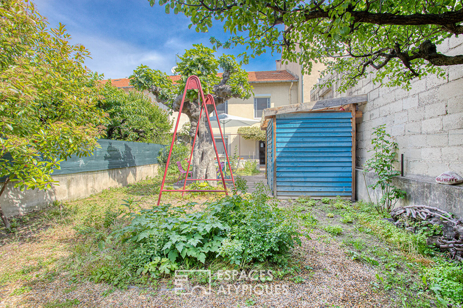House with garden close to the intramural