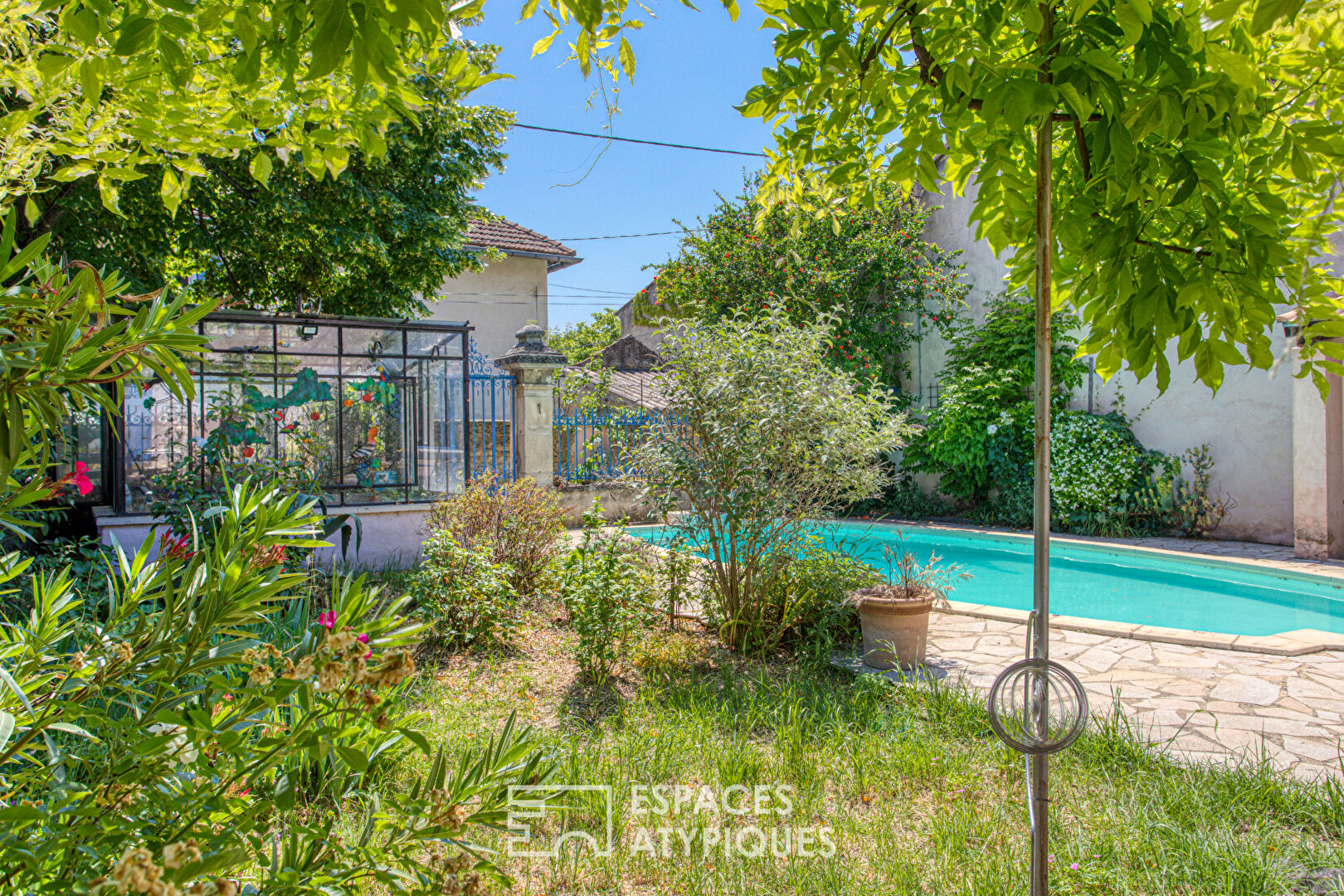 Maison  de ville années 30 avec jardin et piscine