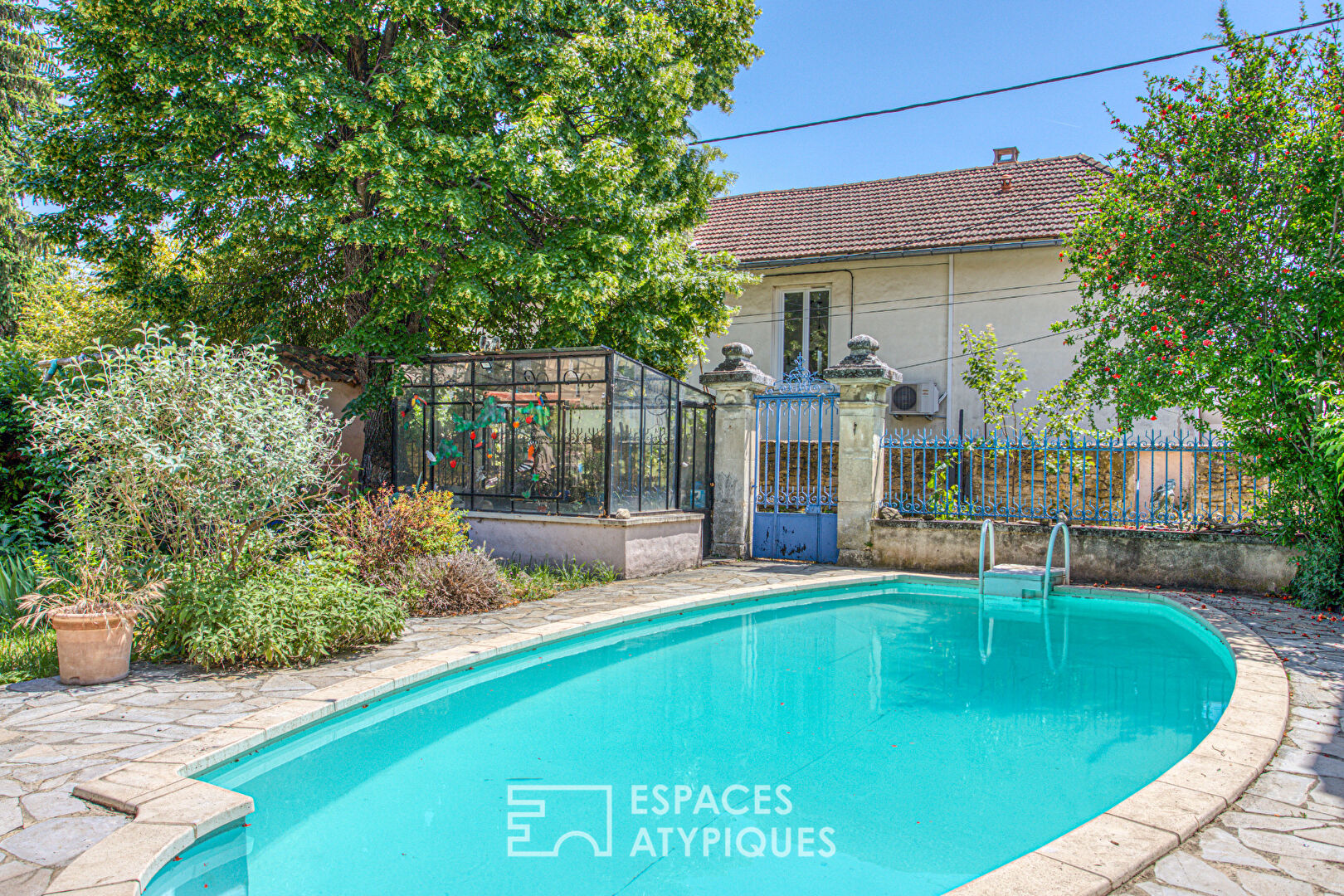 Maison  de ville années 30 avec jardin et piscine