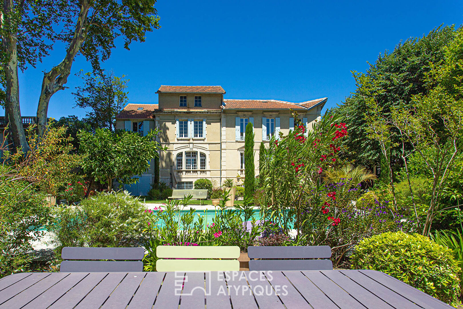 Bright and vast mansion at the gates of the ramparts