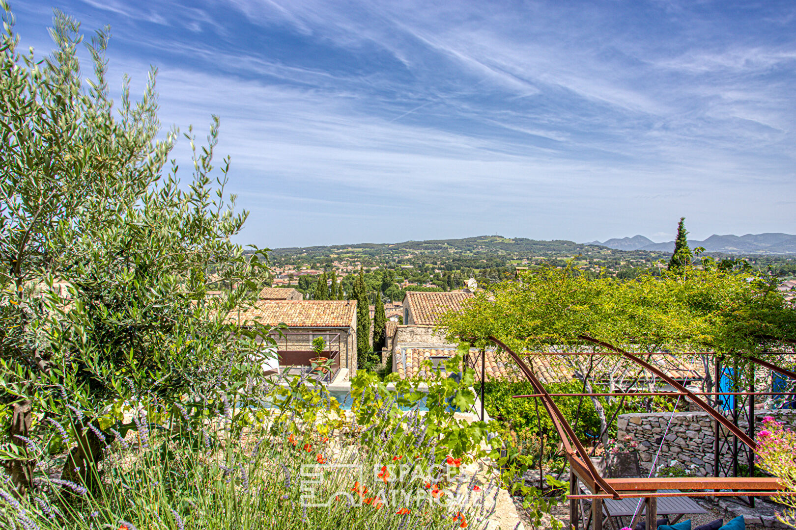 Exceptional townhouse and its panoramic view