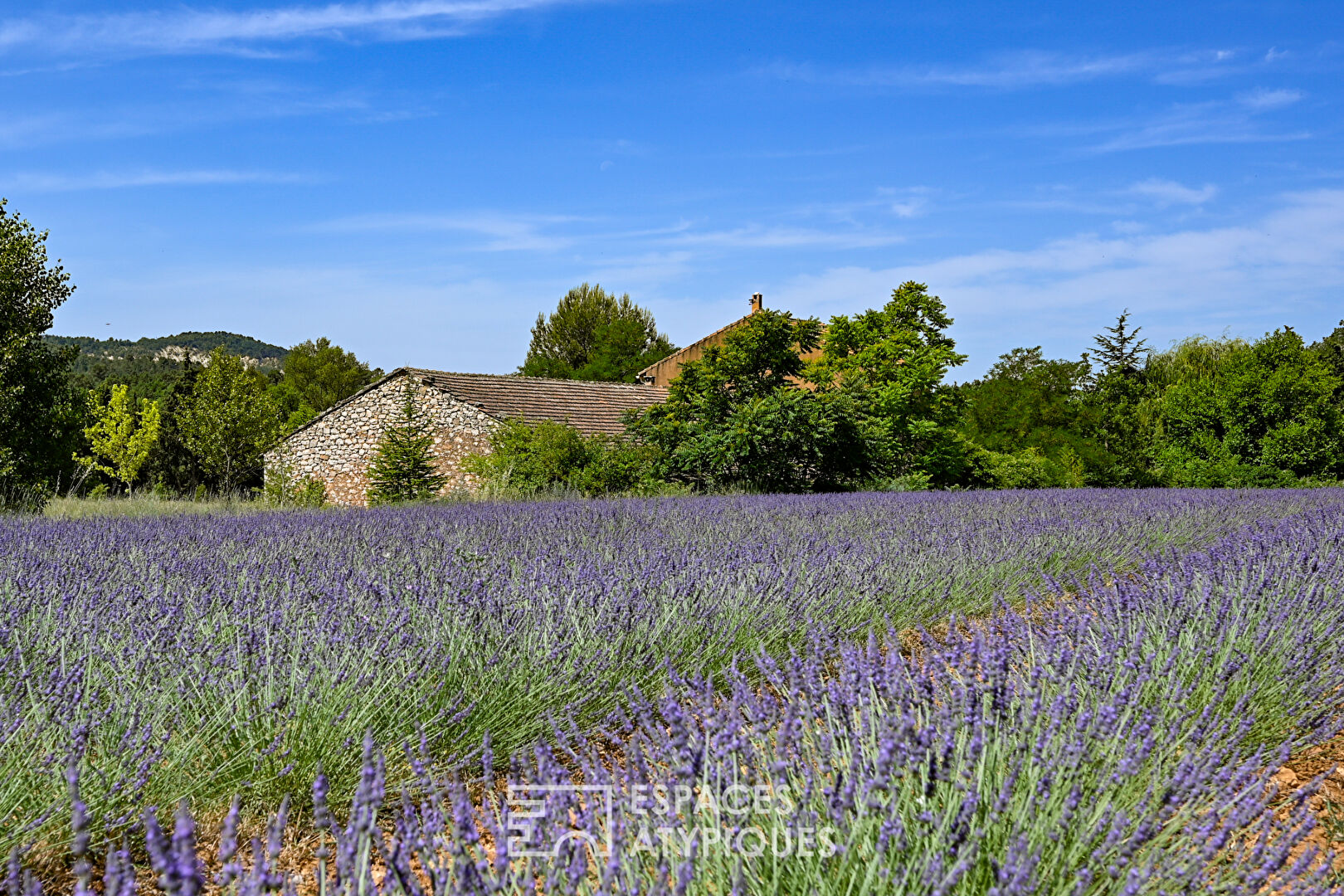 Ancienne maison d’ocriers et son bâtiment XIXe au bord du Colorado Provençal