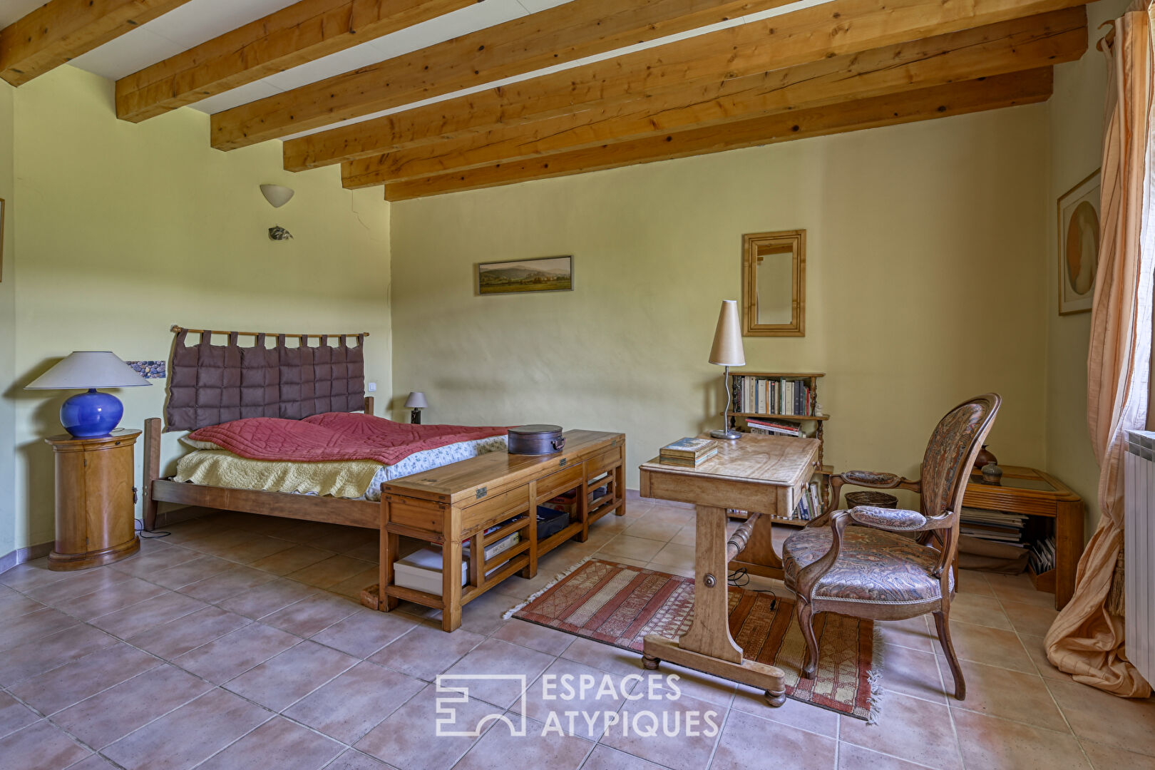 Rare, former ocher house and its 19th century building on the banks of the Colorado Provençal