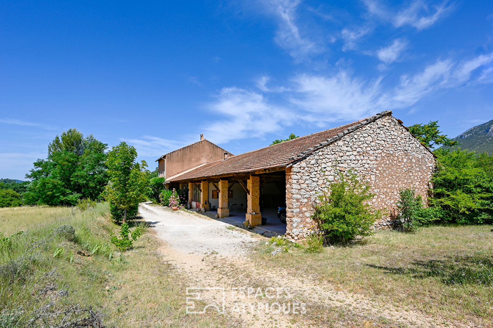 Ancienne maison d’ocriers et son bâtiment XIXe au bord du Colorado Provençal