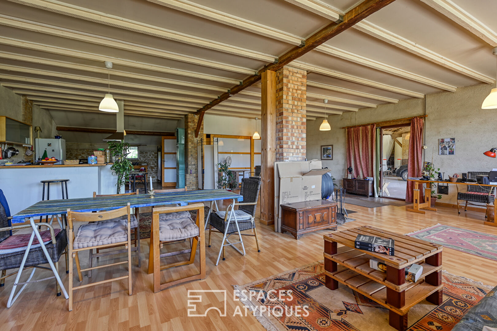 Rare, former ocher house and its 19th century building on the banks of the Colorado Provençal