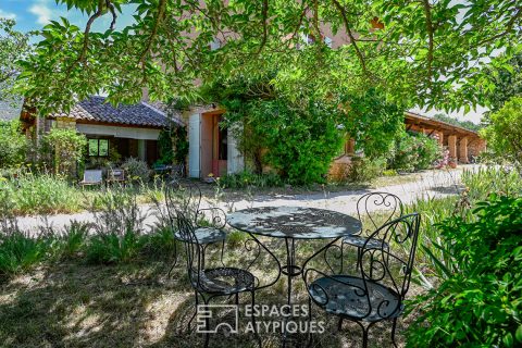 Rare, former ocher house and its 19th century building on the banks of the Colorado Provençal