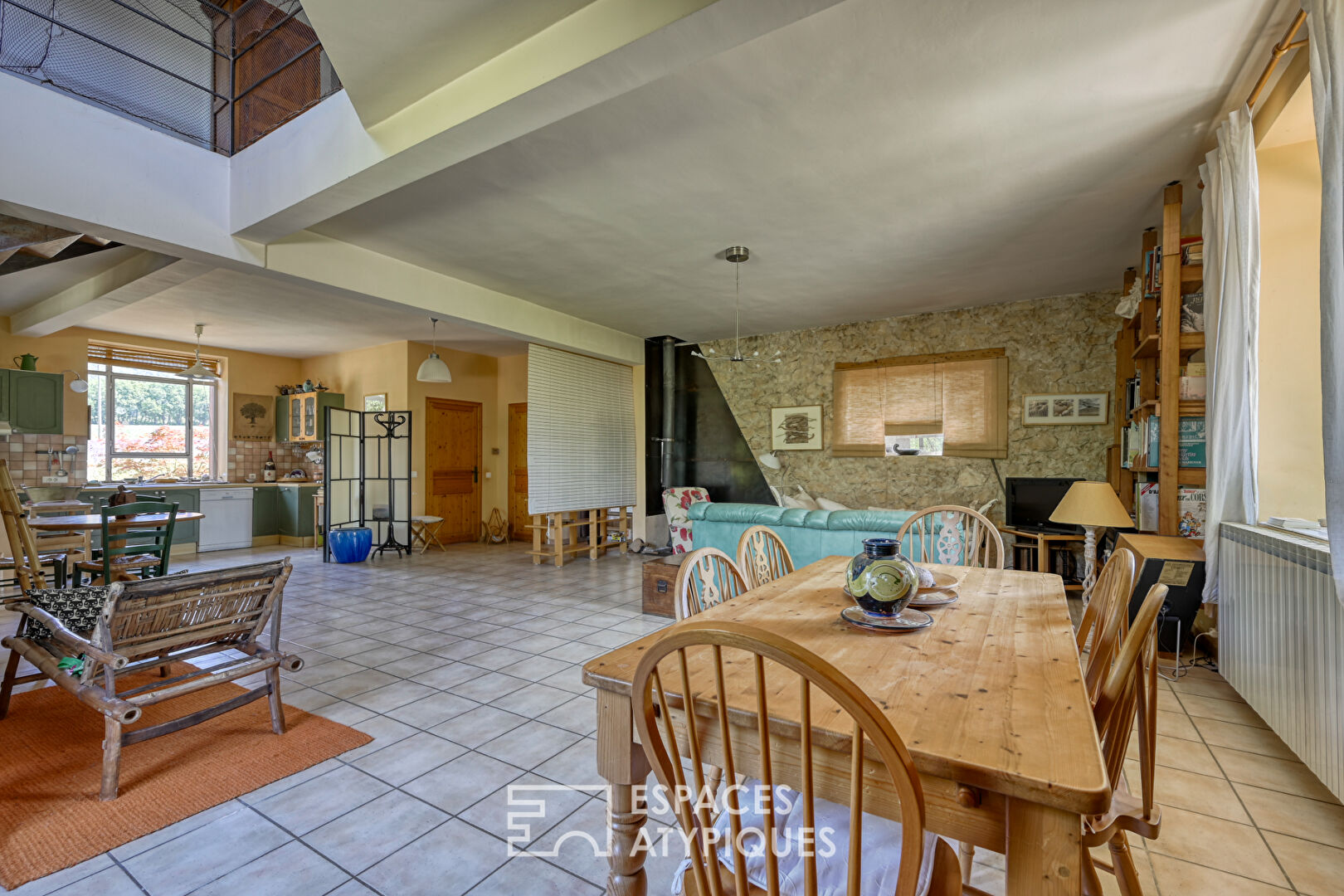 Rare, former ocher house and its 19th century building on the banks of the Colorado Provençal