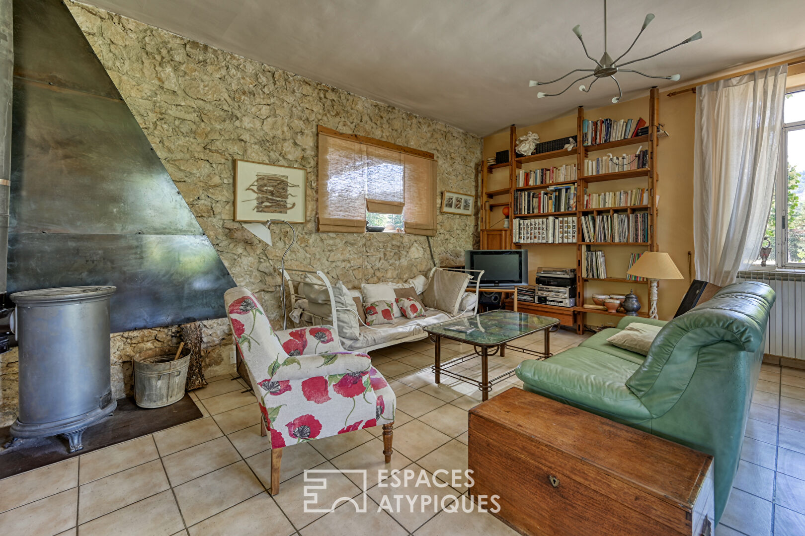 Ancienne maison d’ocriers et son bâtiment XIXe au bord du Colorado Provençal