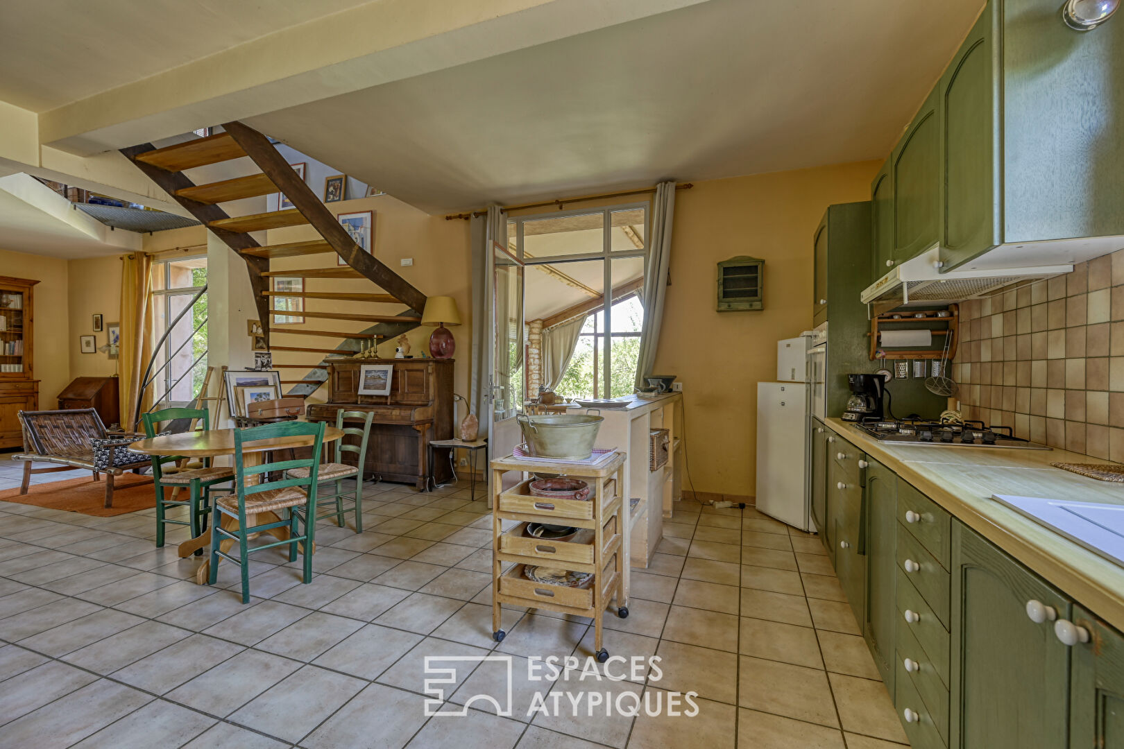 Ancienne maison d’ocriers et son bâtiment XIXe au bord du Colorado Provençal