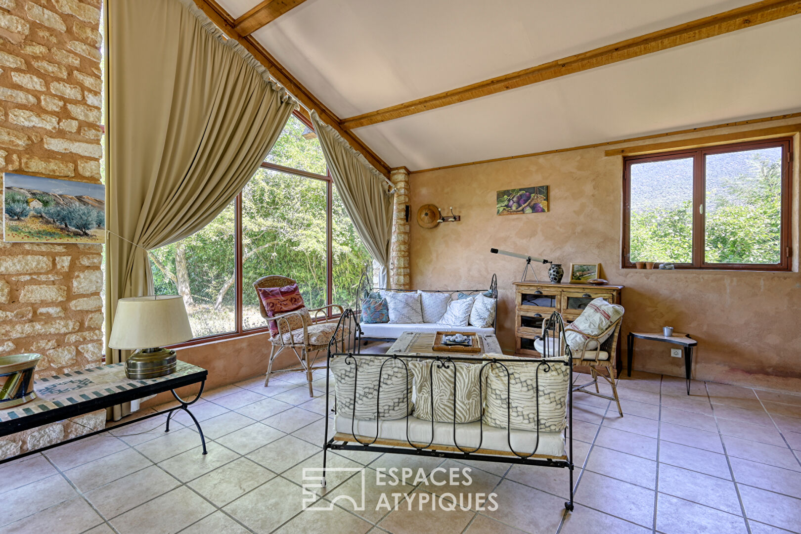 Ancienne maison d’ocriers et son bâtiment XIXe au bord du Colorado Provençal