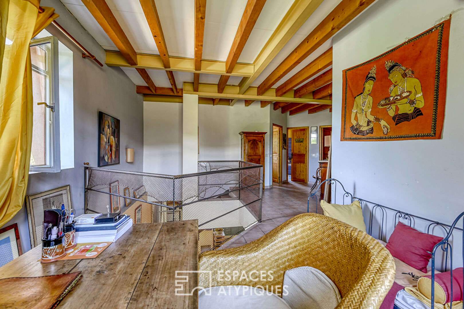 Rare, former ocher house and its 19th century building on the banks of the Colorado Provençal