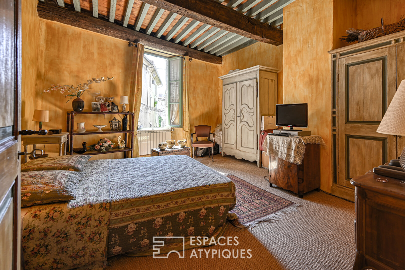 Beautiful Provencal house and its business in the heart of Saignon