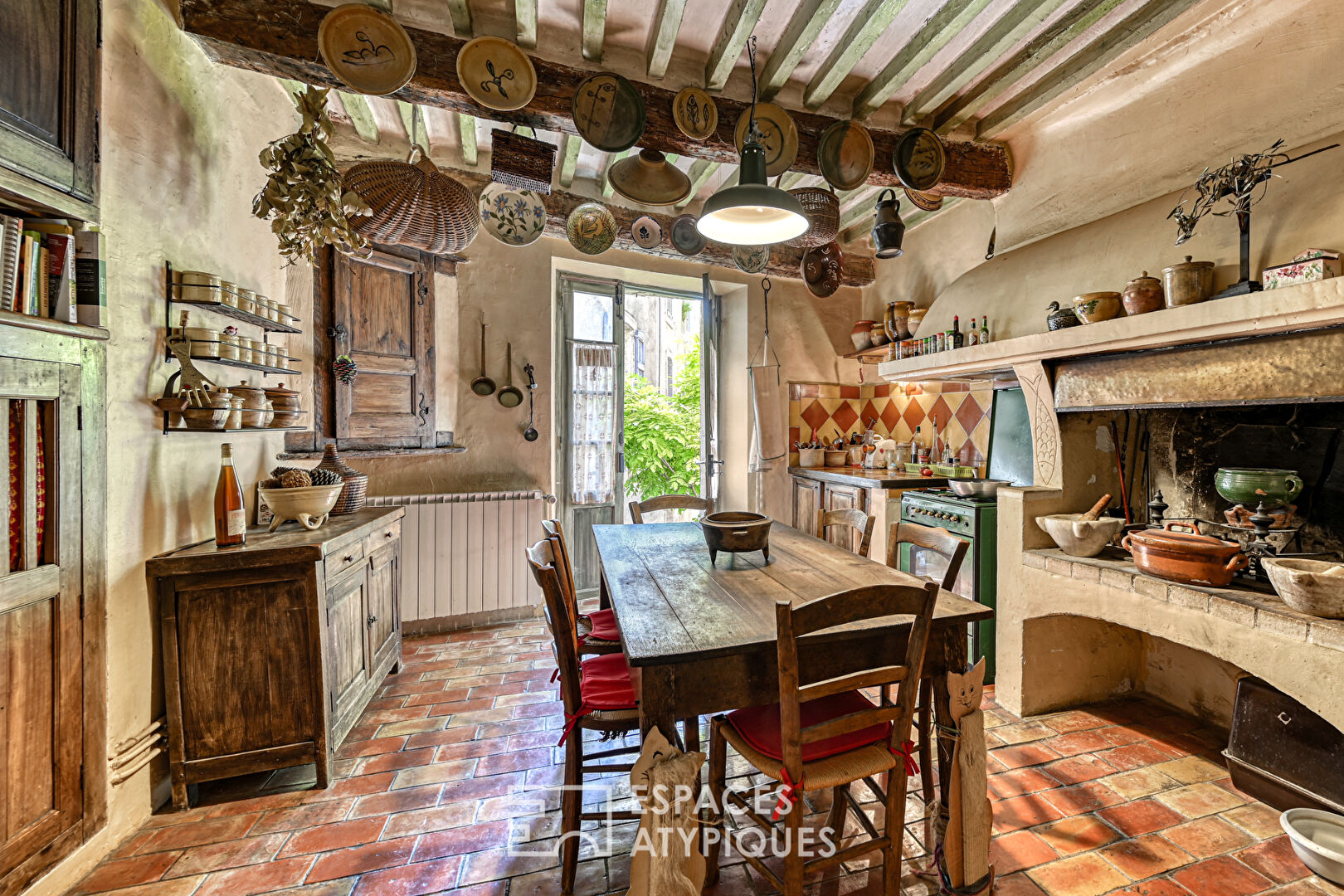 Beautiful Provencal house and its business in the heart of Saignon