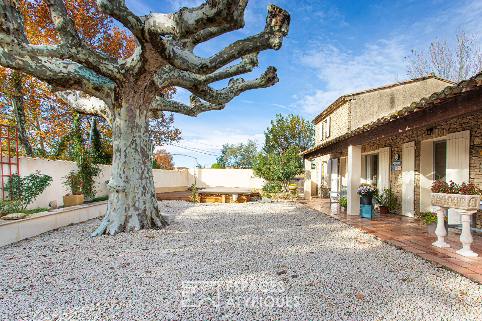 Maison de charme avec bassin et garage