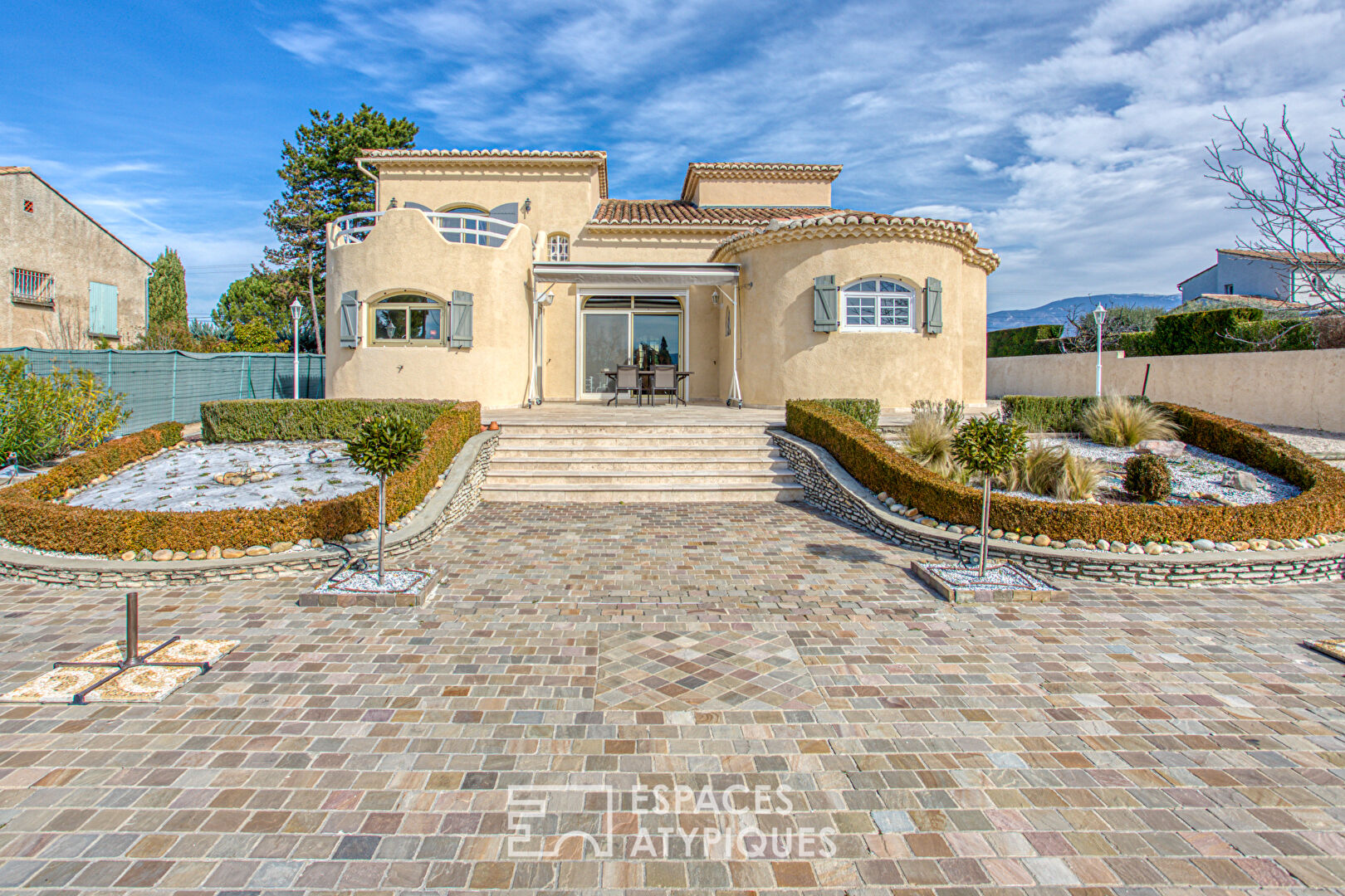 Spacious house with XXL pool and open view