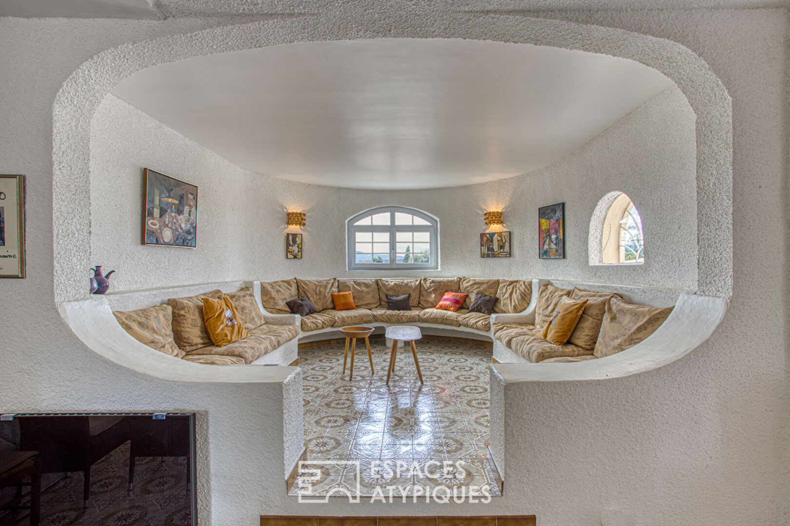 Spacious house with XXL pool and open view