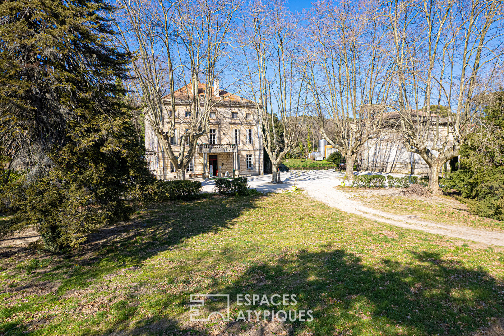 Lovely estate with its hundred-year-old plane trees