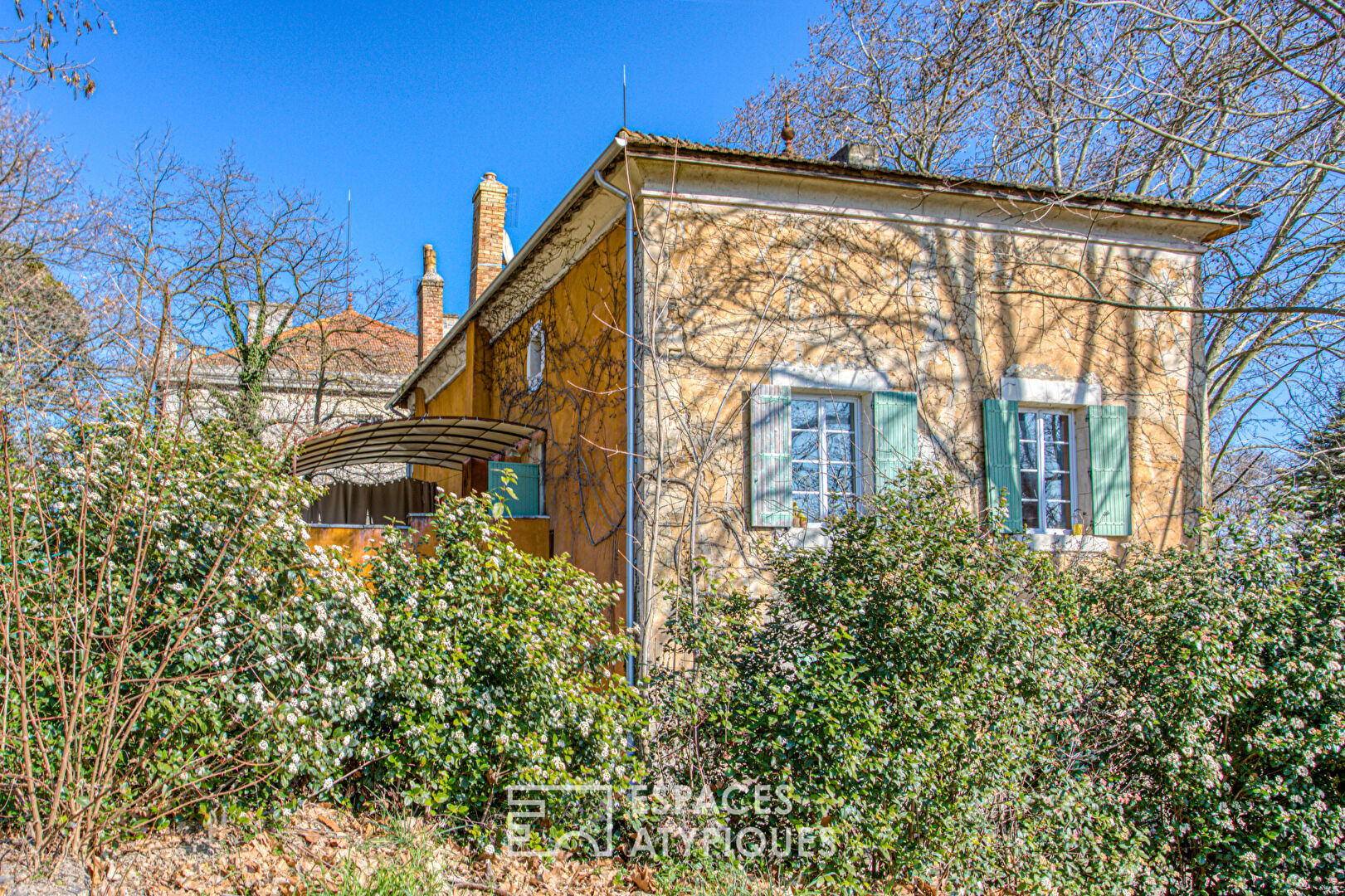 Lovely estate with its hundred-year-old plane trees