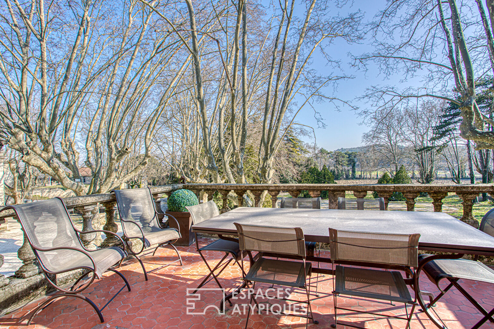 Lovely estate with its hundred-year-old plane trees