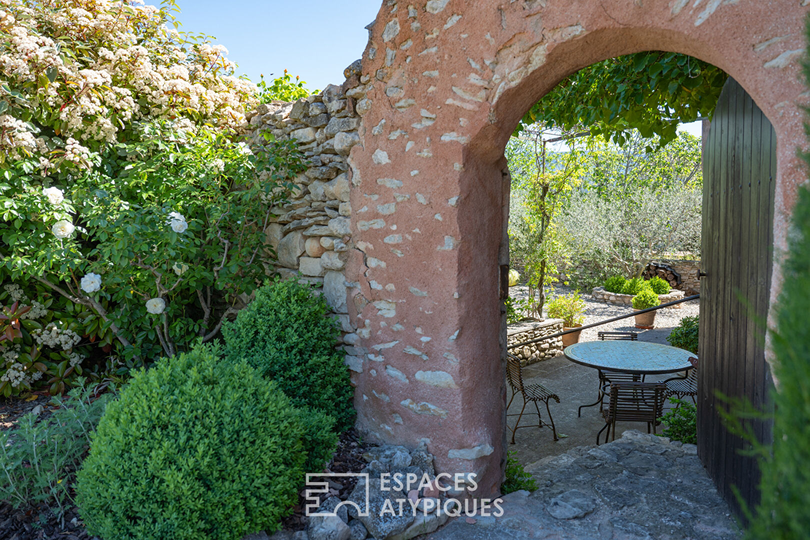 ELEGANT RENOVATION IN THE HEART OF LUBERON