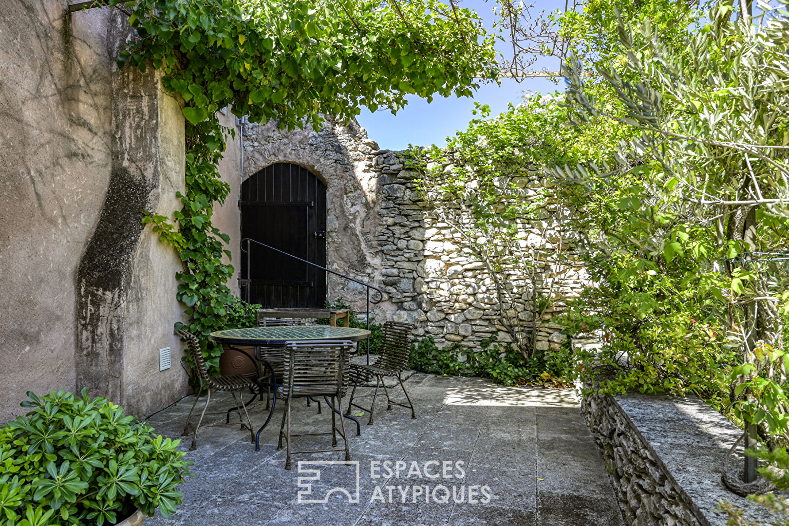 ELEGANT RENOVATION IN THE HEART OF LUBERON