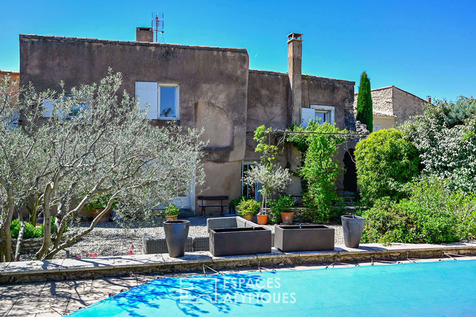 RÉNOVATION ÉLÉGANTE AU COEUR DU LUBERON