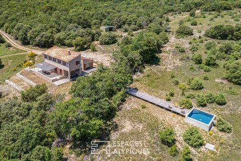 Simplicity and modernity with a panoramic view of the Luberon