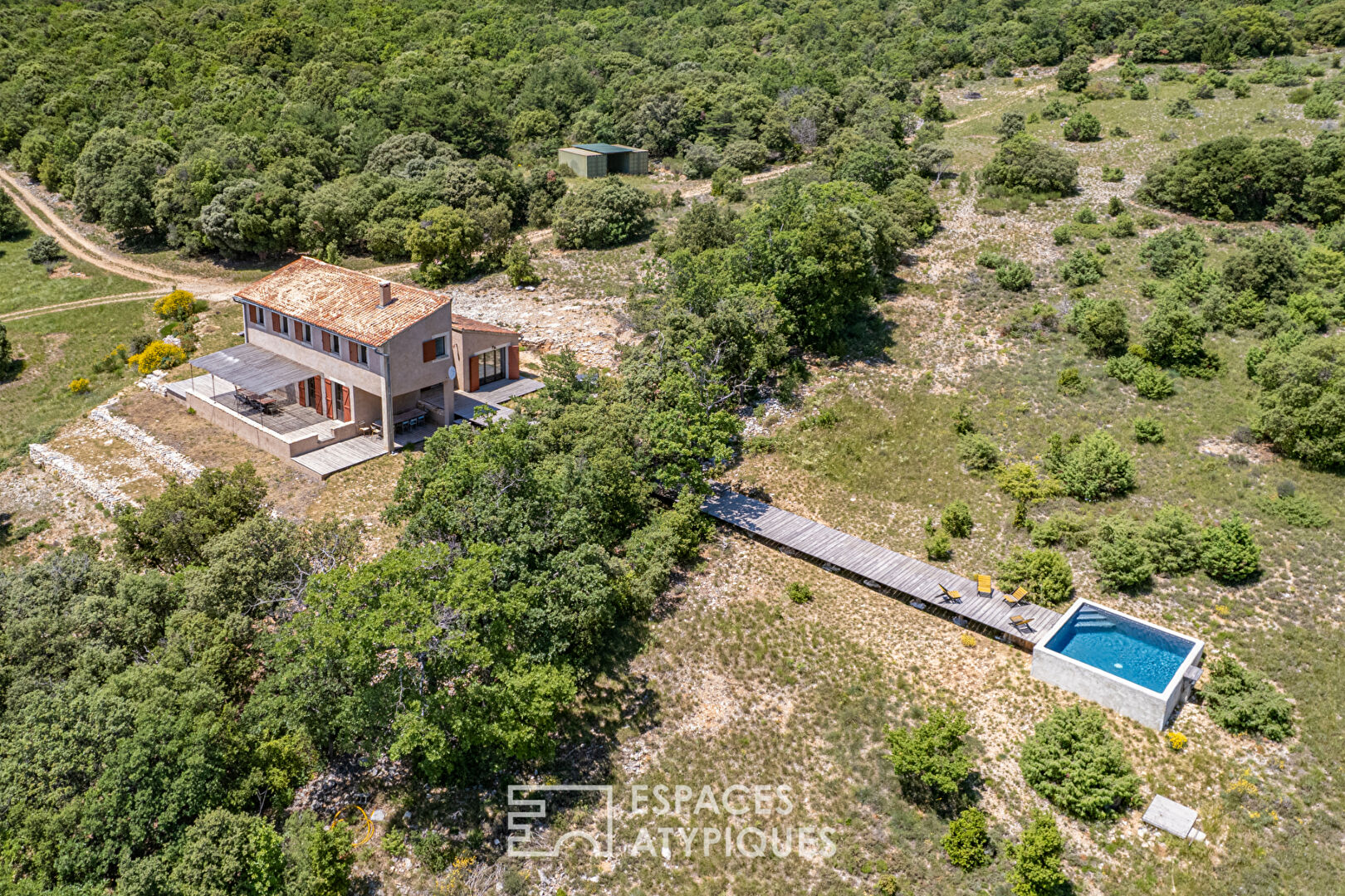 Simplicity and modernity with a panoramic view of the Luberon