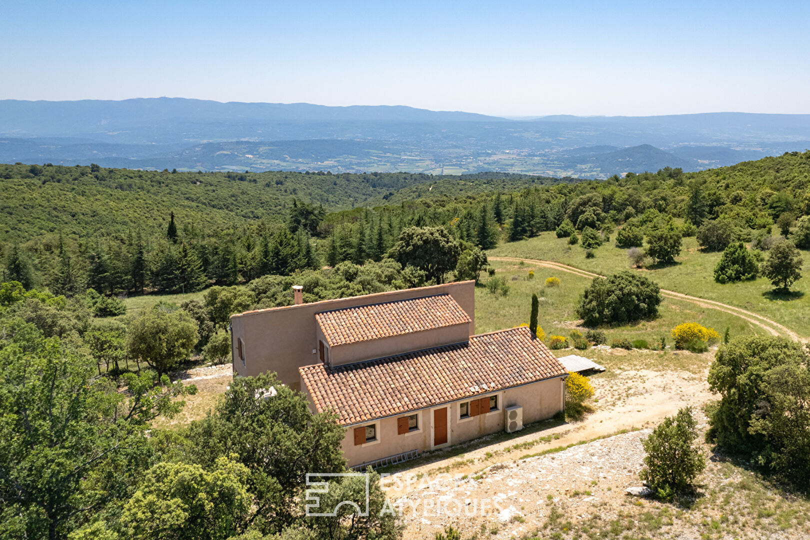 Simplicity and modernity with a panoramic view of the Luberon