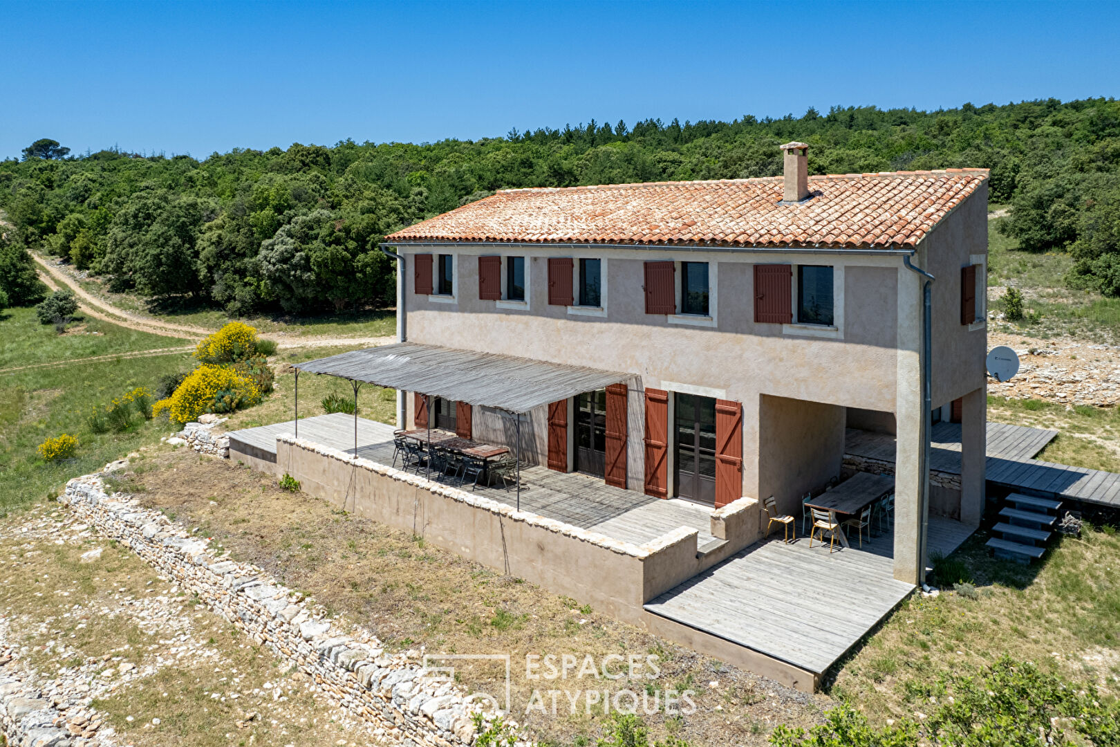 Simplicity and modernity with a panoramic view of the Luberon