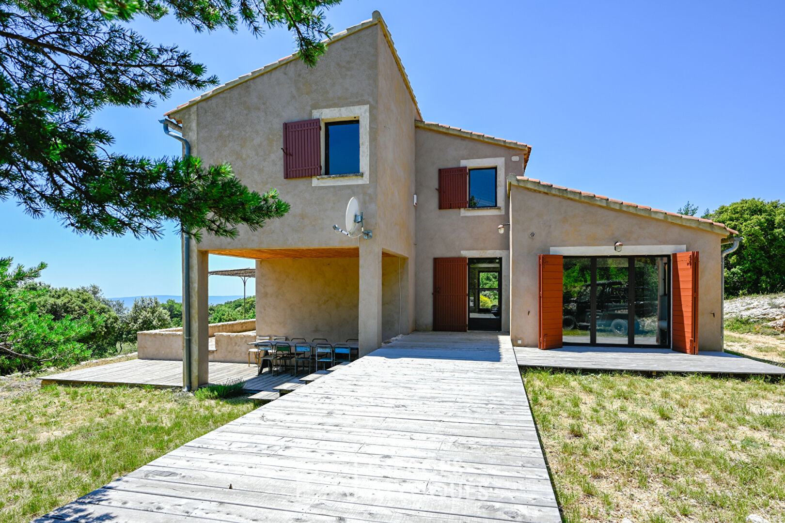 Simplicity and modernity with a panoramic view of the Luberon